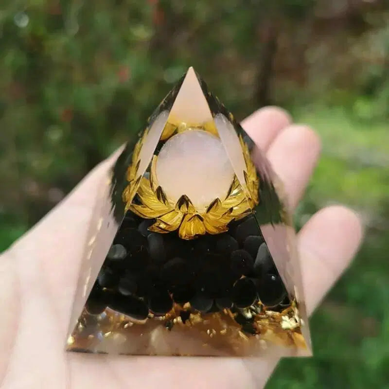 Pirâmide Orgonite De Obsidiana Negra E Quartzo Branco Lótus