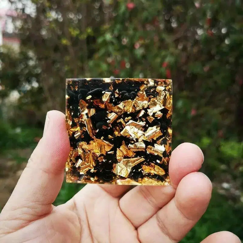 Pirâmide Orgonite De Obsidiana Negra E Quartzo Branco Lótus